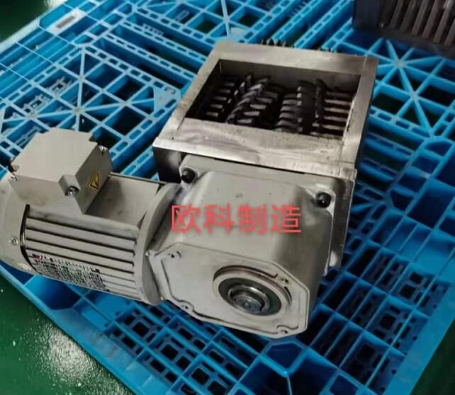 欧科制造撕碎机应用SGF小型直角减速机.jpg