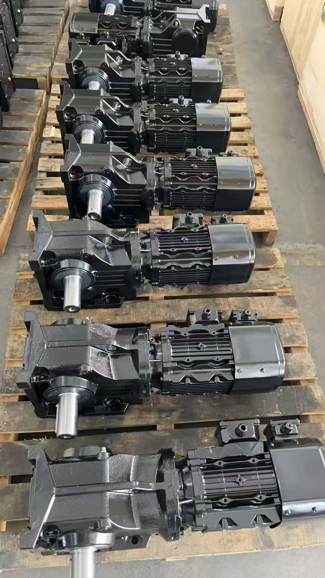 齿轮减速机,平行轴斜齿轮减速机,R系列斜齿轮减速机,直角减速机,士元减速机1.jpg 齿轮减速机,平行轴斜齿轮减速机,R系列斜齿轮减速机,直角减速机,士元减速机1.jpg